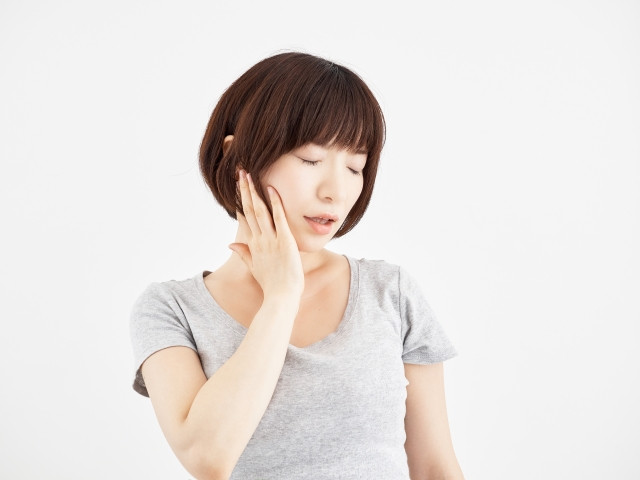 顎が痛い女性の画像